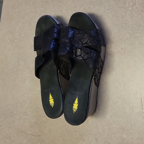 Volatile Metallic Flocking Silver Black Platform Wedge Size 9 - Picture 5 of 8